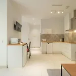 شقة فندقية Chic & Comfortable Apartment, Private Terrace 4*