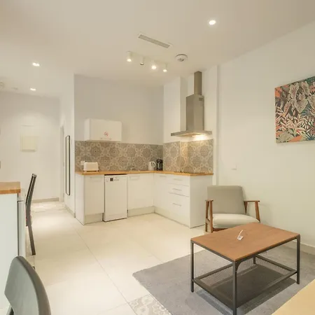 Ξενοδοχείο με διαμερίσματα Chic & Comfortable Apartment, Private Terrace 4*