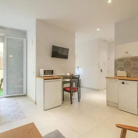 Ξενοδοχείο με διαμερίσματα Chic & Comfortable Apartment, Private Terrace 4*