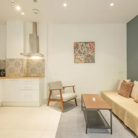 Ξενοδοχείο με διαμερίσματα Chic & Comfortable Apartment, Private Terrace 4*