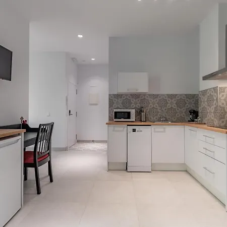 Chic & Comfortable Apartment, Private Terrace