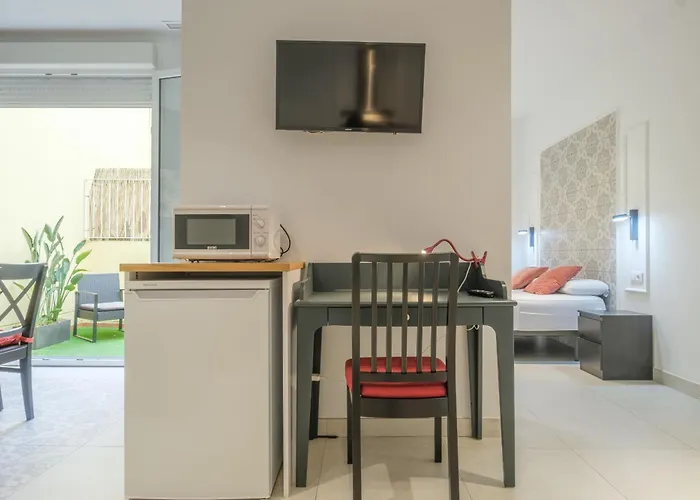 Chic & Comfortable Apartment, Private Terrace Aparthotel